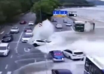 Momenti kur deti “pushton” autostradën, nuk “kursen” asgjë që i del përpara