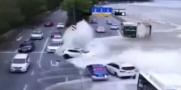 Momenti kur deti “pushton” autostradën, nuk “kursen” asgjë që i del përpara