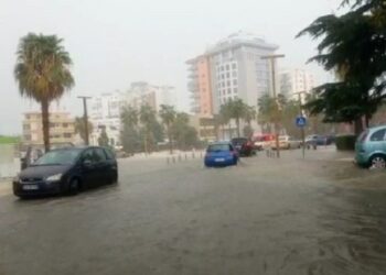 Reshje të dendura shiu në Durrës, përmbyten rrugët e qytetit