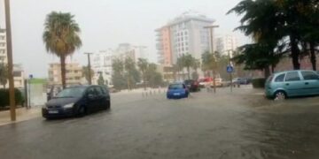 Reshje të dendura shiu në Durrës, përmbyten rrugët e qytetit