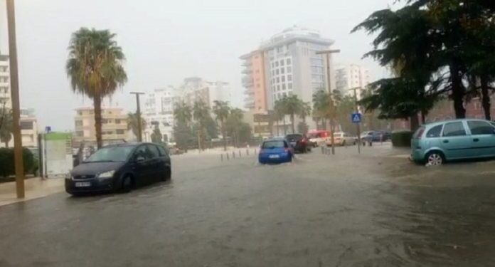 Reshje të dendura shiu në Durrës, përmbyten rrugët e qytetit