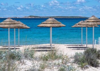 Vodhi rërë nga plazhi, turisti dënohet me 1000 euro