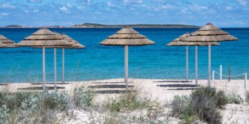 Vodhi rërë nga plazhi, turisti dënohet me 1000 euro