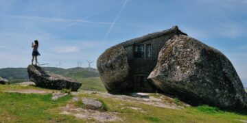 E vendosur rrëzë malit, kjo është shtëpia më e çuditshme në botë