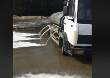 Fermerët e Kosovës derdhën qumështin e grumbulluar nëpër lumenj