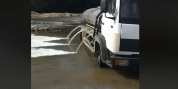 Fermerët e Kosovës derdhën qumështin e grumbulluar nëpër lumenj