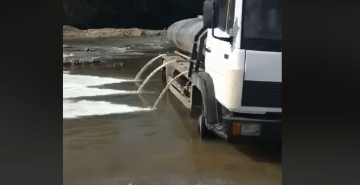 Fermerët e Kosovës derdhën qumështin e grumbulluar nëpër lumenj