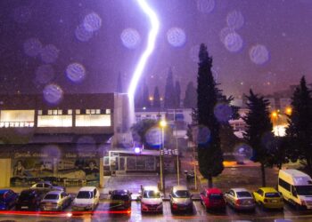 Momenti kur rrufeja godet direkt në murin e ndërtesës, fotografi shkrep fotografinë e jetës