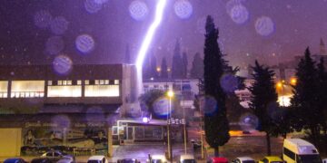 Momenti kur rrufeja godet direkt në murin e ndërtesës, fotografi shkrep fotografinë e jetës