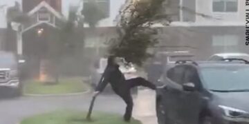 Skena si kjo mund të shihni vetëm një herë në jetë: Shikoni si e mbron dëmtimin e veturës nga stuhia kjo grua!