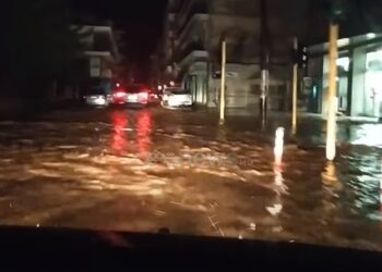 Pamje apokaliptike/ Ura të shkatërruara dhe qytete nën ujë!