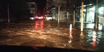 Pamje apokaliptike/ Ura të shkatërruara dhe qytete nën ujë!