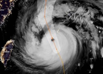 Tajfuni Maysak “përpin” një anije së bashku me ekuipazhin e saj në detin e Japonisë
