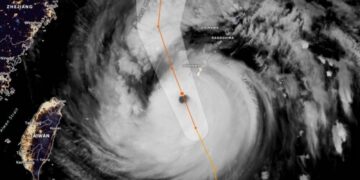 Tajfuni Maysak “përpin” një anije së bashku me ekuipazhin e saj në detin e Japonisë