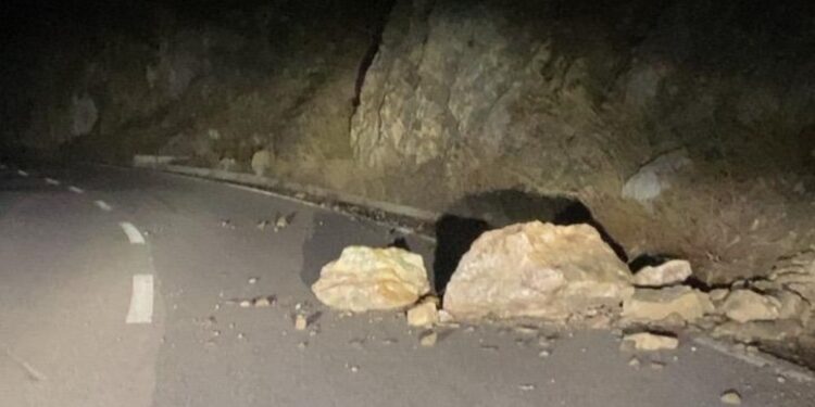 Gurët bllokojnë aksin Kukës-Shishtavec!