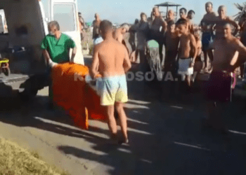 Vdes një kosovar në plazhin e Velipojës, autoambulanca vonohet një orë, pushuesit bërtasin për ndihmë