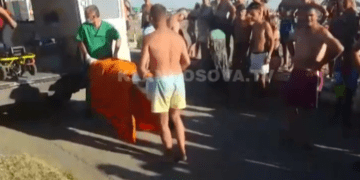 Vdes një kosovar në plazhin e Velipojës, autoambulanca vonohet një orë, pushuesit bërtasin për ndihmë