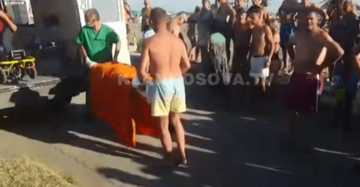 Vdes një kosovar në plazhin e Velipojës, autoambulanca vonohet një orë, pushuesit bërtasin për ndihmë