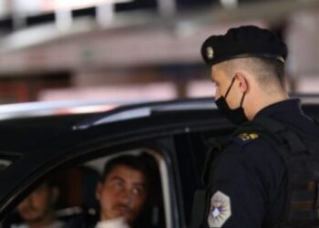 Ministria e Shëndetësisë më në fund sqaron se kur mund të dënoheni nëse nuk mbani maskë në veturë