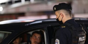 Ministria e Shëndetësisë më në fund sqaron se kur mund të dënoheni nëse nuk mbani maskë në veturë