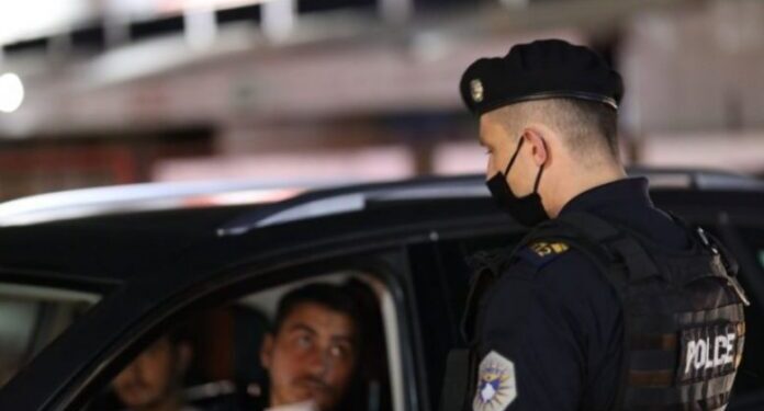 Ministria e Shëndetësisë më në fund sqaron se kur mund të dënoheni nëse nuk mbani maskë në veturë