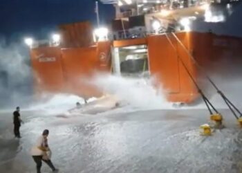 Anija përballë tërbimit të detit, ja momentet e vështira në portin grek! (VIDEO)