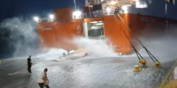 Anija përballë tërbimit të detit, ja momentet e vështira në portin grek! (VIDEO)