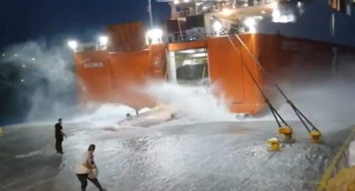 Anija përballë tërbimit të detit, ja momentet e vështira në portin grek! (VIDEO)