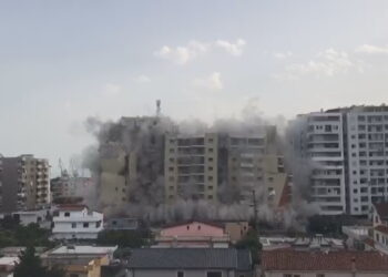 Momenti kur për pak sekonda shembet pallati 14 katësh në Durrës