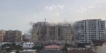 Momenti kur për pak sekonda shembet pallati 14 katësh në Durrës