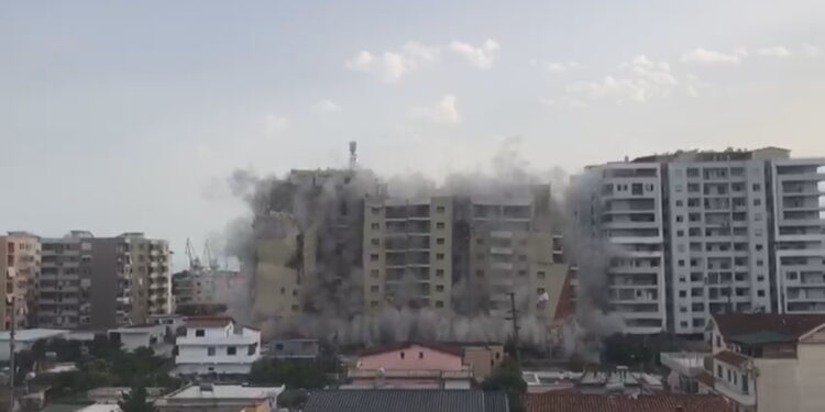 Momenti kur për pak sekonda shembet pallati 14 katësh në Durrës