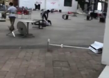 Era e fuqishme merr me vete tavolinat e njerëzit bashkë me to!