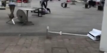 Era e fuqishme merr me vete tavolinat e njerëzit bashkë me to!