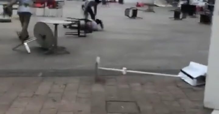 Era e fuqishme merr me vete tavolinat e njerëzit bashkë me to!