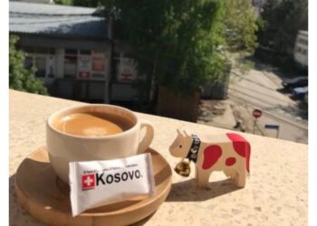 Ambasada e Zvicrës me një foto motivuese: Pini një makiato në Kosovë!