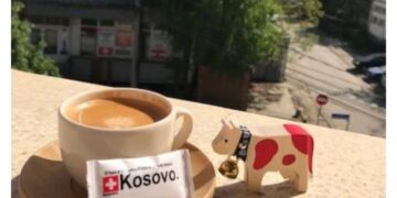Ambasada e Zvicrës me një foto motivuese: Pini një makiato në Kosovë!