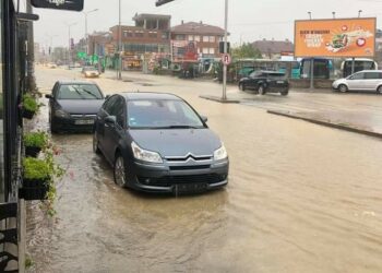 Pas reshjeve të shiut vërshohen disa shtëpi në Pejë!