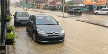 Pas reshjeve të shiut vërshohen disa shtëpi në Pejë!