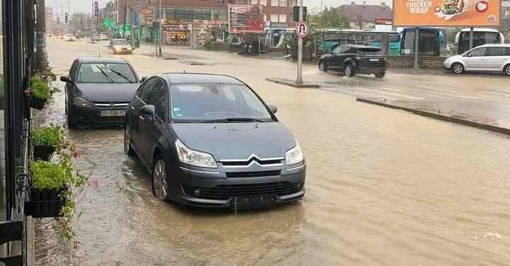 Pas reshjeve të shiut vërshohen disa shtëpi në Pejë!