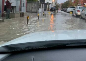 Cikloni sjellë shira të rrëmbyeshëm, Tirana dhe Durrësi “konkurrojnë” Venecian!