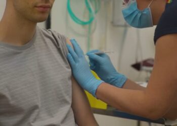 Ndërpritet testimi i vaksinës kundër koronavirusit, një sëmundje e pashpjegueshme prek vullnetarët
