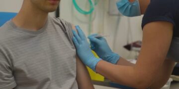 Ndërpritet testimi i vaksinës kundër koronavirusit, një sëmundje e pashpjegueshme prek vullnetarët