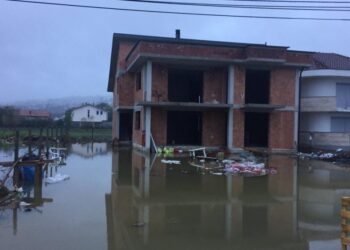 Shiu shkakton dëme të shumta në Pejë