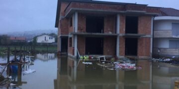 Shiu shkakton dëme të shumta në Pejë