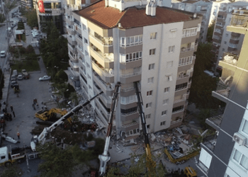 Tërmeti në Turqi, shihni si mbahet në “këmbë” pallati nga 3 vinça