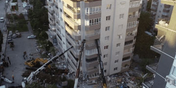 Tërmeti në Turqi, shihni si mbahet në “këmbë” pallati nga 3 vinça