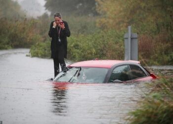 Uji i shiut arrin deri në dritare, gruaja bllokohet në makinë