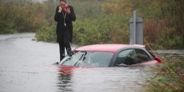 Uji i shiut arrin deri në dritare, gruaja bllokohet në makinë