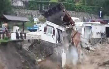 Stuhia në Francë, shikoni si rrëzohen shtëpitë