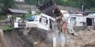 Stuhia në Francë, shikoni si rrëzohen shtëpitë